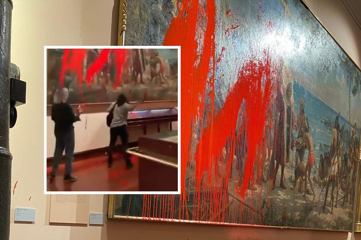 Vandalizan con pintura el cuadro “Primer homenaje a Colón” en el Museo Naval: activistas protestan contra el 12-O calificándolo como “celebración del genocidio”