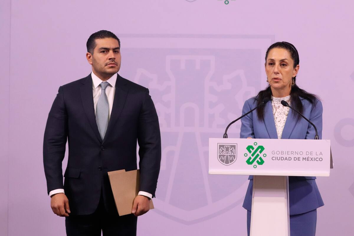 MEX5635. CIUDAD DE MÉXICO (MÉXICO), 20/02/2020.- El titular de la Secretaría de Seguridad Ciudadana (SSC) de la Ciudad de México, Omar García Harfuch (i), acompañado de la jefa de gobierno Claudia Sheinbaum (d), participan este jueves durante una rueda de prensa en Ciudad de México (México). Autoridades capitalinas descartaron este jueves que el móvil del asesinato de la niña Fátima haya sido por dinero y aseguraron que están a la espera de que se emitan órdenes de detención contra los presuntos responsables para que estos sean finalmente presentados ante un juez. EFE/José Pazos
