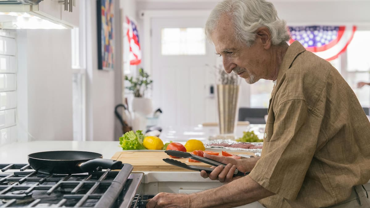 Cocinar en casa y aprender recetas nuevas puede reducir hasta 70% el riesgo de demencia, según estudio que advierte sobre la importancia de mantener activo el cerebro para prevenir deterioro cognitivo