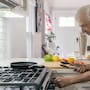 Cocinar en casa y aprender recetas nuevas puede reducir hasta 70% el riesgo de demencia, según estudio que advierte sobre la importancia de mantener activo el cerebro para prevenir deterioro cognitivo