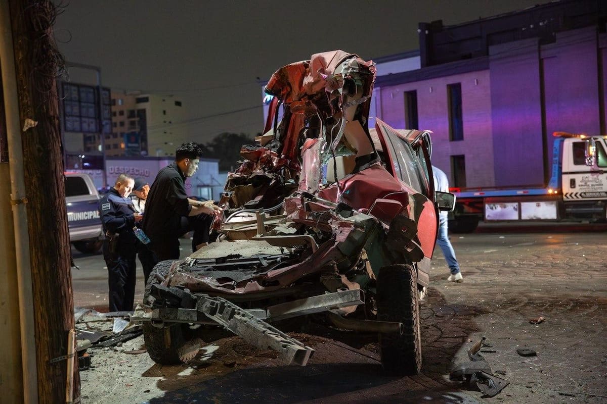 El automóvil BMW fue consumido por las llamas tras impactarse contra una camioneta estacionada en el bulevar Salinas. Foto: Border Zoom.