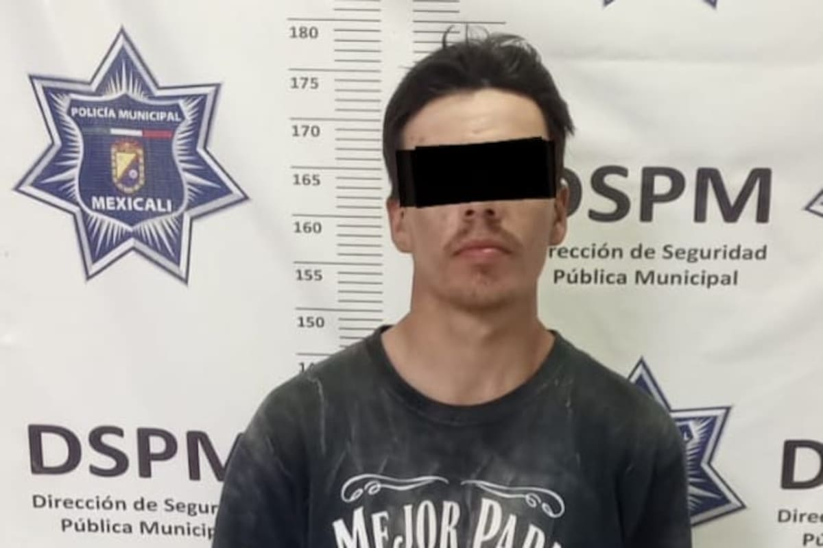 Lo sorprenden espiando en taller; tenía navaja y orden de aprehensión