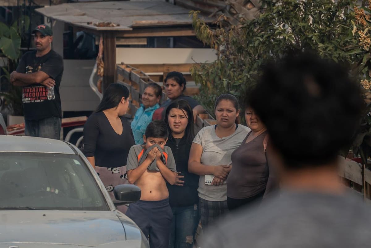 Un incendio de gran magnitud consumió cuatro viviendas y causó afectaciones en otras tres entre las calles El Mexicano y Río Éufrates, sin que se reportaran personas lesionadas. Foto: Border Zoom