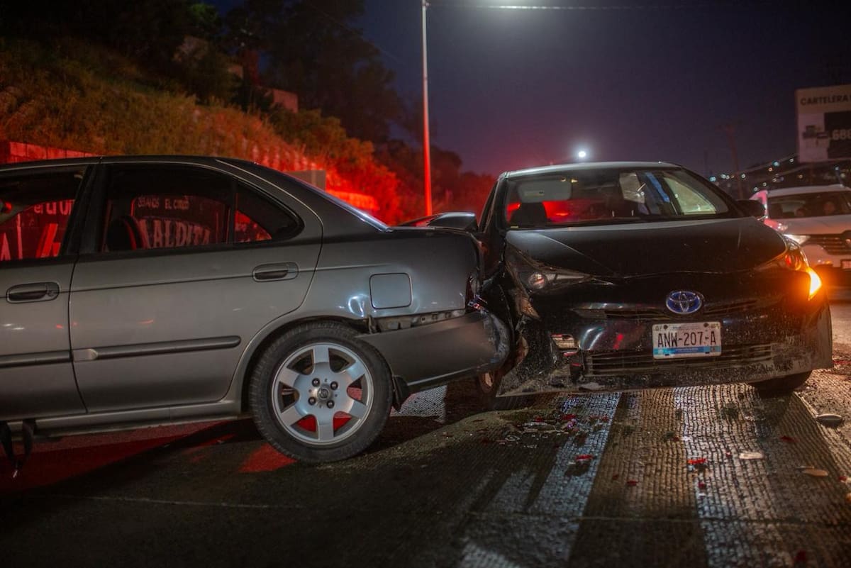 Un automóvil impactó a varios vehículos detenidos en un semáforo a la altura del Aguaje de la Tuna y posteriormente se dio a la fuga; cuatro personas fueron atendidas por golpes leves. Foto: BorderZOOM