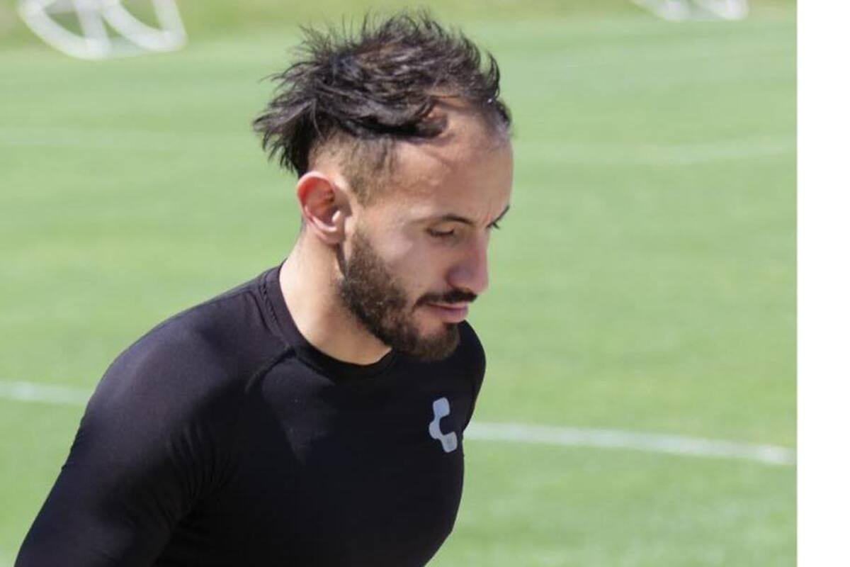 Carlos Guzmán, de Necaxa, cae ante Eric Cantú, de Rayados, en la eLiga MX