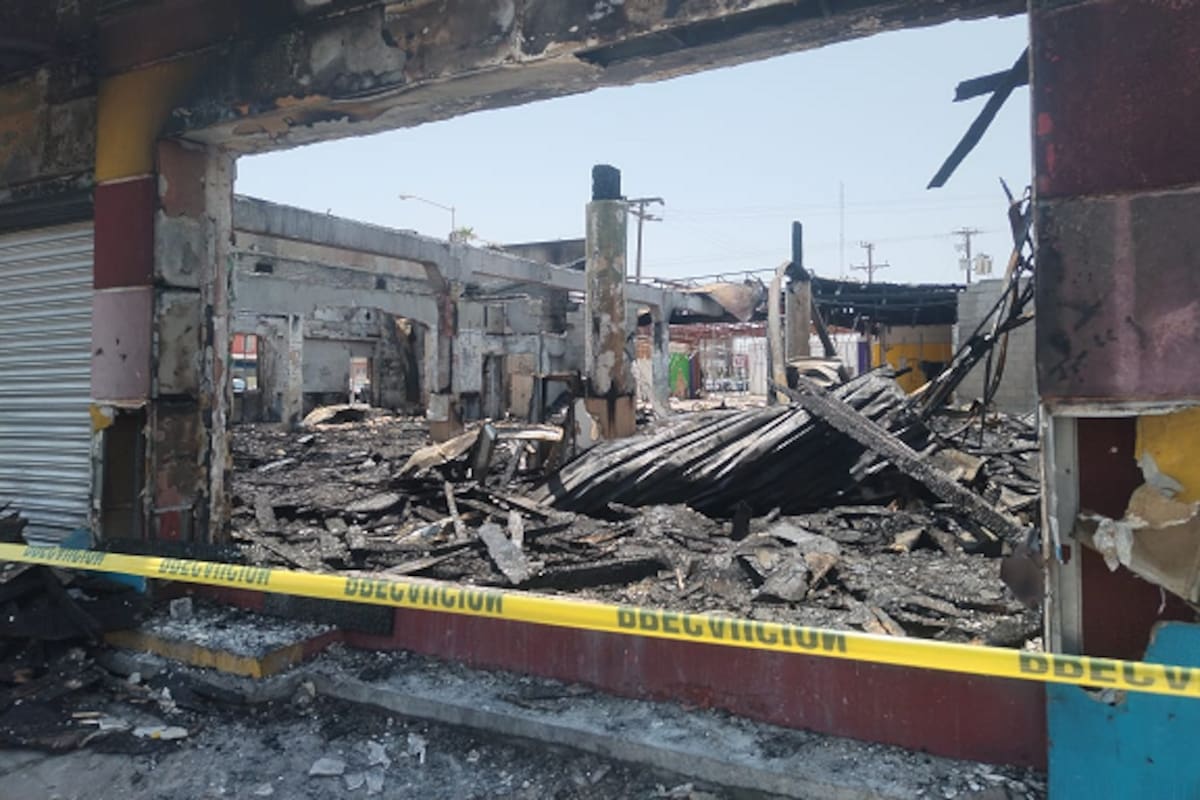 Arde edificio en SLRC; bombero sufre agotamiento por calor