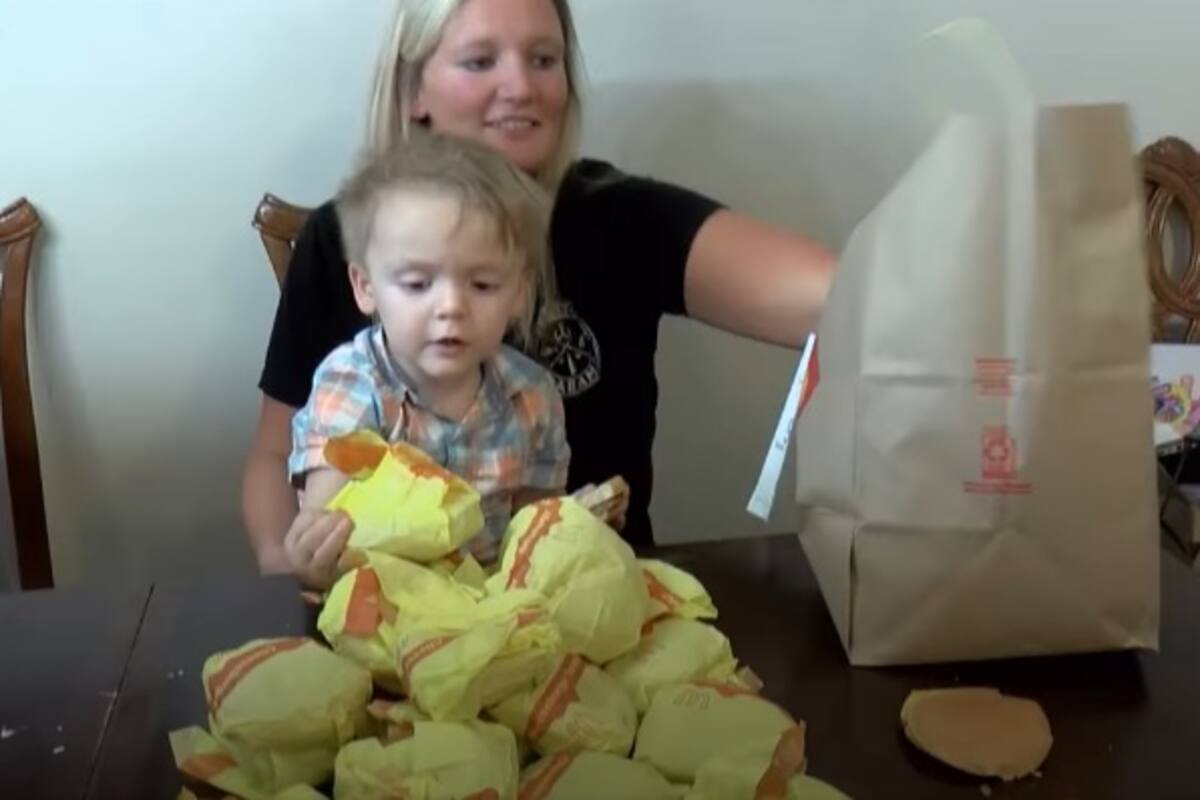Viral: Bebé de 2 años ordena 31 hamburguesas