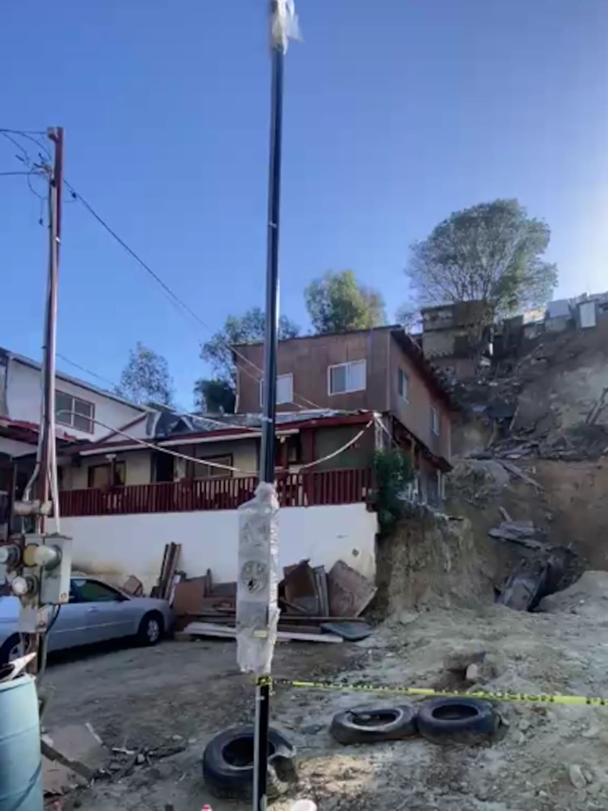 Los cortes de tierra en el fraccionamiento Pedregal de Santa Julia mantienen en alerta a vecinos y autoridades, ante el riesgo que representan para las viviendas cercanas. Foto: Lorena Salinas