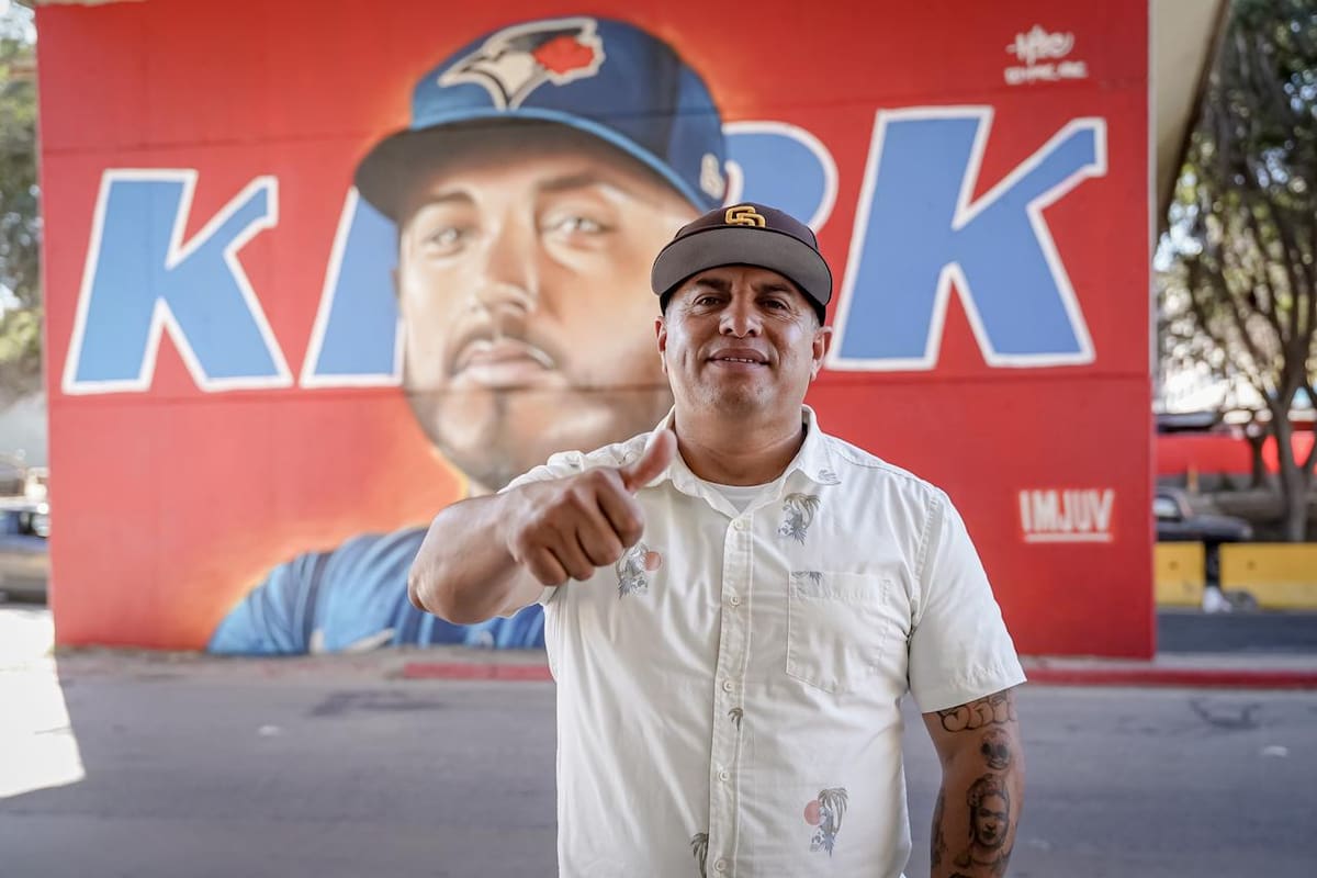 Homenajean a Alejandro Kirk con mural en Tijuana
