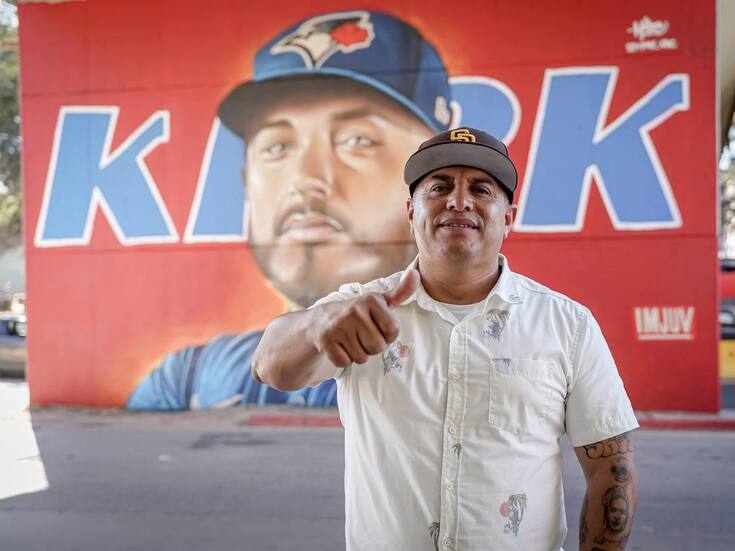 Homenajean a Alejandro Kirk con mural en Tijuana