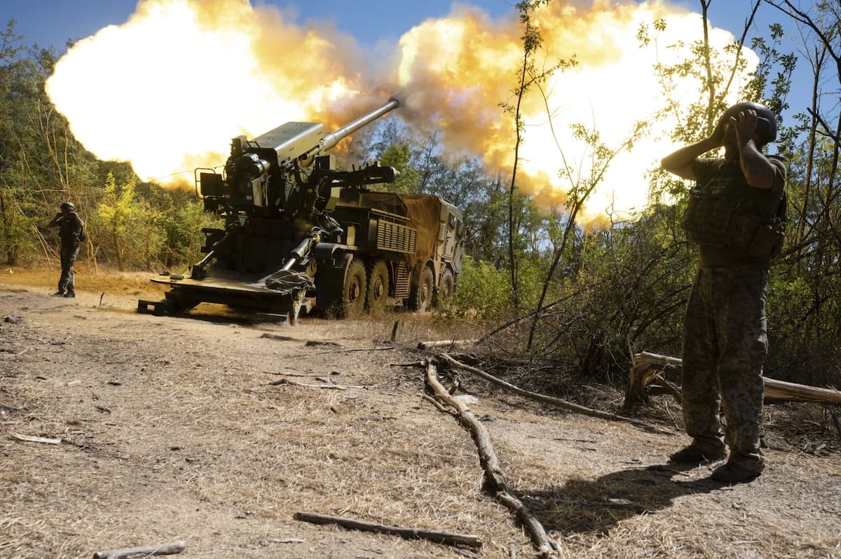 Militares ucranianos de la 12.ª Brigada Azov disparan un obús 2S22 hacia posiciones rusas en la línea del frente en la región de Zaporiyia, miércoles 20 de agosto de 2025. | Crédito: AP/Danylo Antoniuk