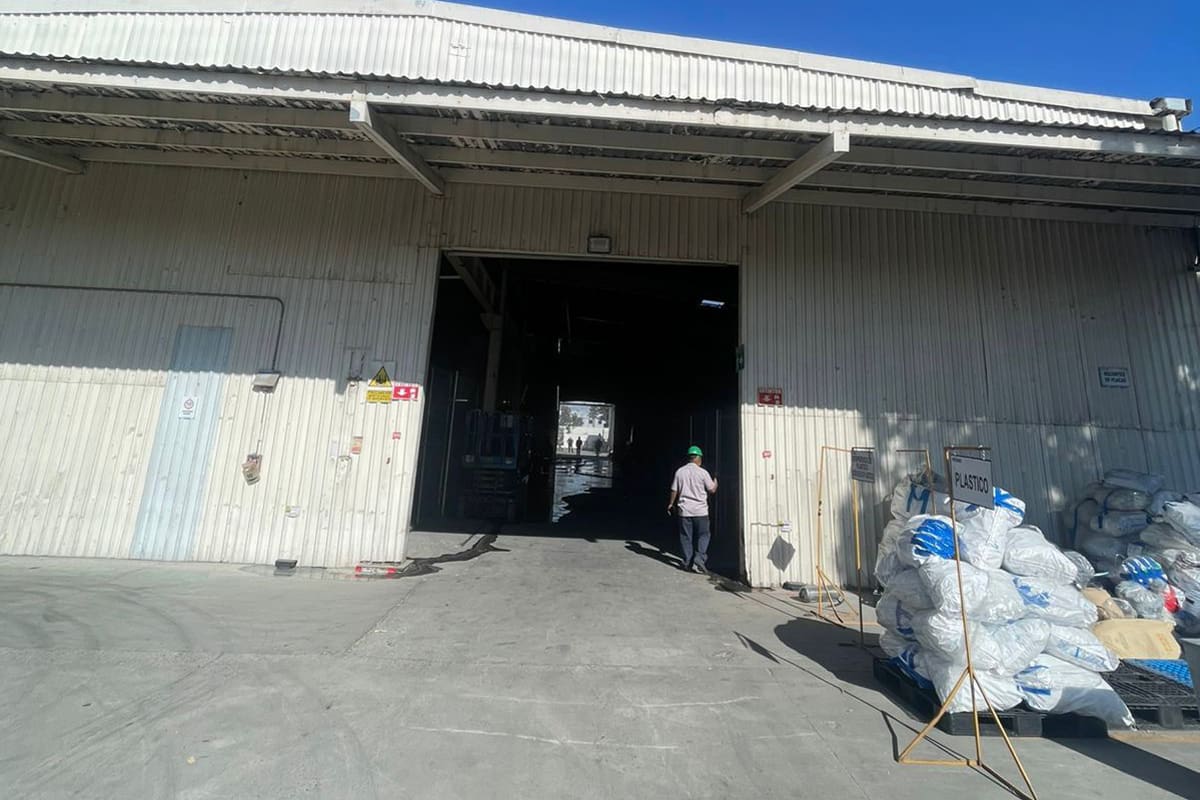 Hombre cae del techo de una fábrica en Otay