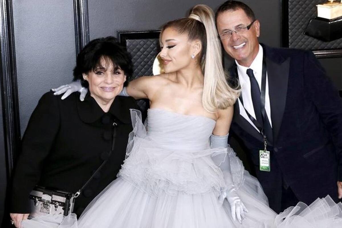 Ariana Grande sale en Grammy con vestido a lo quinceañera con sus papás