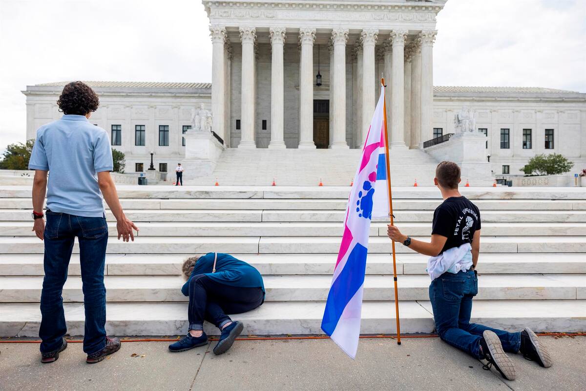 Juez federal frena ley que prohíbe mayoría de los abortos en Texas