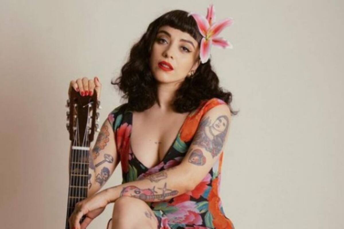 Mon Laferte cancela concierto para apoyar a grupo feminista