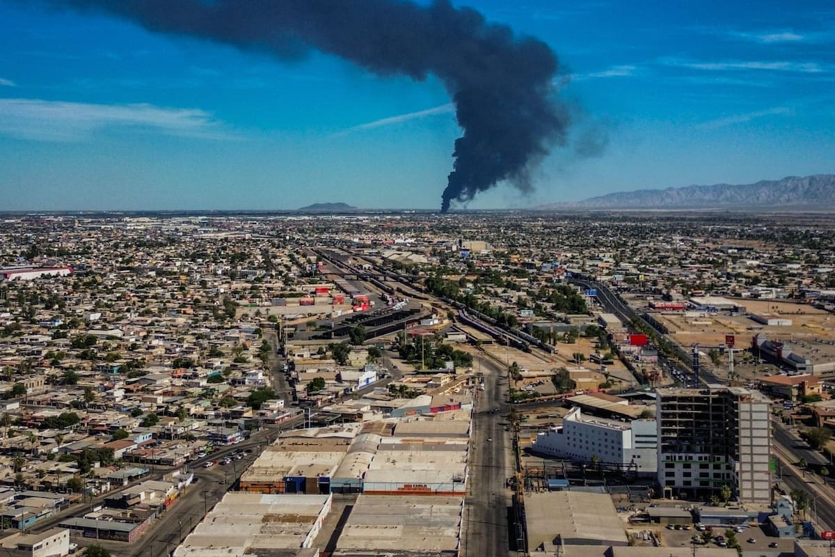 Incendio de gran magnitud obliga a cerrar carretera a San Felipe; columna de humo es visible a kilómetros
