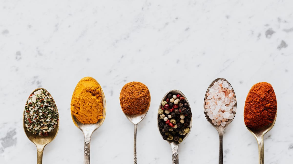 3 especias que realzan el sabor de tus comidas y fortalecen huesos y articulaciones | Foto: Especial (canva)