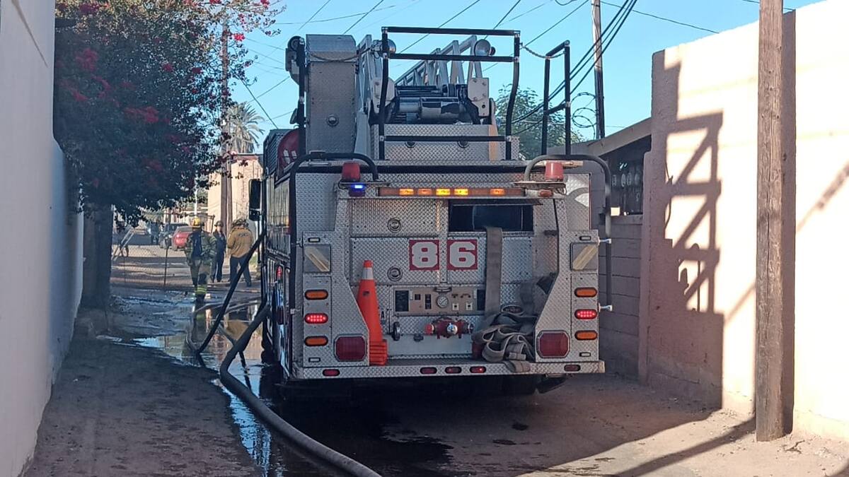 El siniestro afectó completamente la estructura de la vivienda, que se encontraba en desuso. No se reportaron personas lesionadas ni detenidas en el incidente. Foto: Cortesía.
