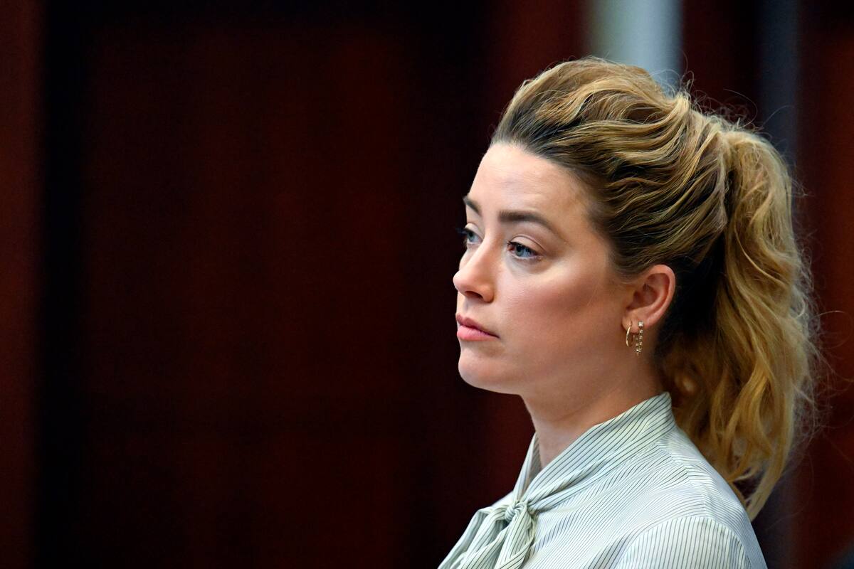 La actriz Amber Heard durante una audiencia en la corte de circuito del condado de Fairfax en Fairfax, Virginia, el 19 de abril de 2022. Johnny Depp demandó a su exesposa Heard por difamación en Fairfax por un artículo de opinión publicado en el diario The Washington Post en 2018 en el que se refirió a sí misma como “figura pública que representa el abuso doméstico”. (Jim Watson/Pool Photo via AP)