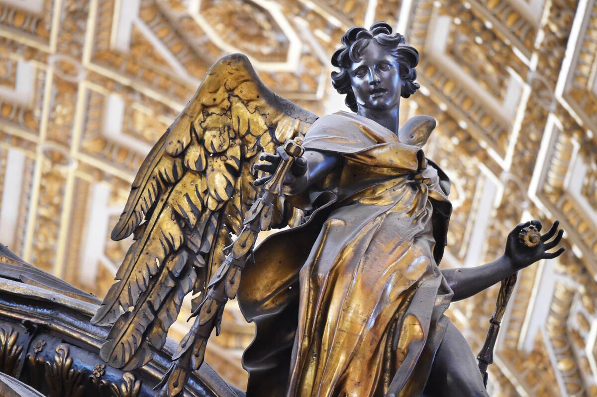 El imponente baldaquino de la basílica de San Pedro realizado por el genio del Barroco italiano Gianlorenzo Bernini afronta una "titánica" restauración de diez años, necesaria después de 250 años de la primera y que costará 700.000 euros financiados por la Orden estadounidense de los Caballeros de Colón. Se prevé que la restauración finalice en diciembre próximo poco antes de la apertura de la Puerta Santa, la ceremonia con la que se abrirá el Año Santo en Roma, donde se esperan más de 30 millones de peregrinos.
-EFE/Vatican Media***SOLO USO EDITORIAL/SOLO DISPONIBLE PARA ILUSTRAR LA NOTICIA QUE ACOMPAÑA (CRÉDITO OBLIGATORIO)***