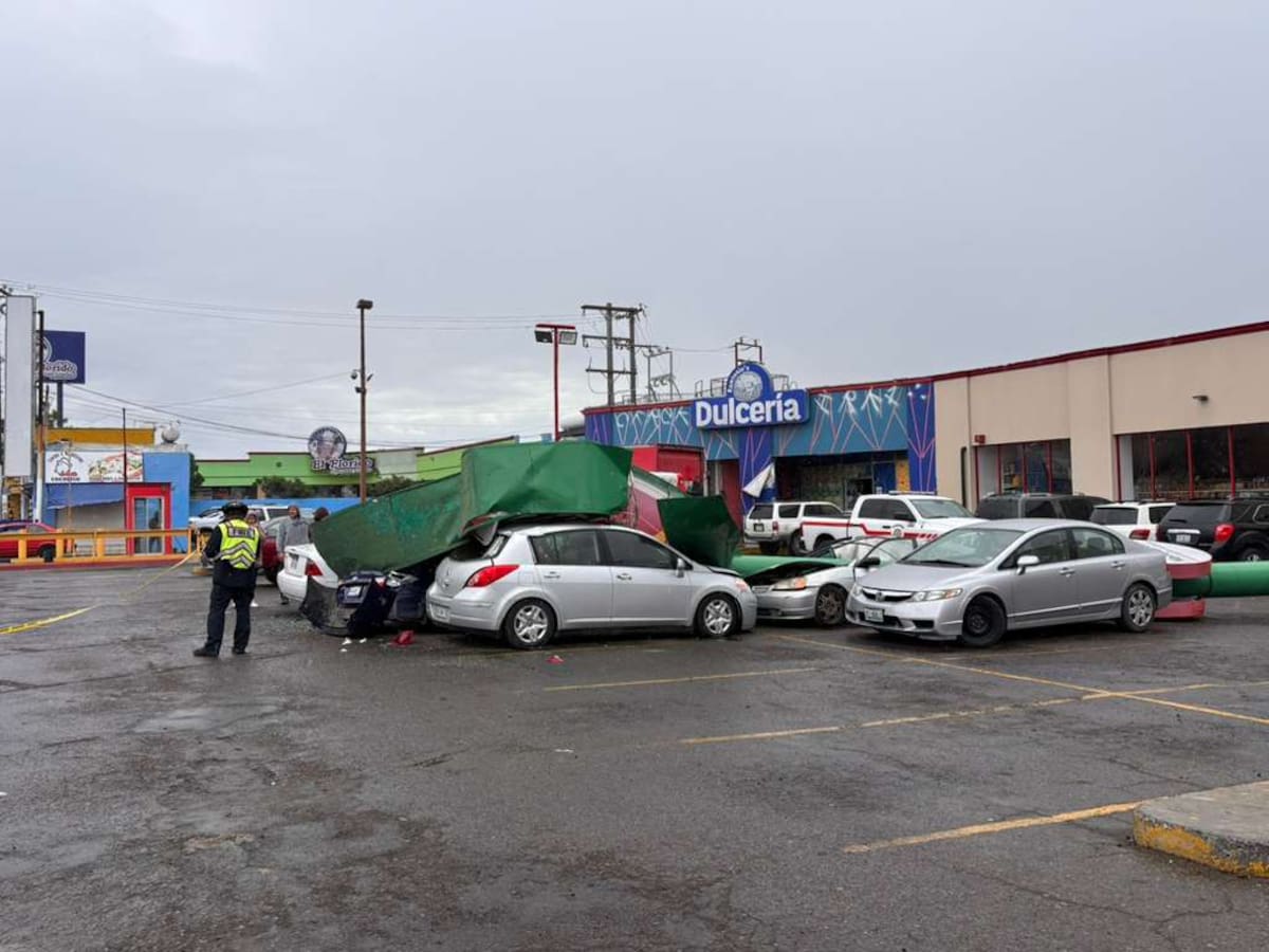 La caída de un espectacular en El Soler dañó seis vehículos y dejó solo pérdidas materiales, sin personas lesionadas. Foto: Border Zoom