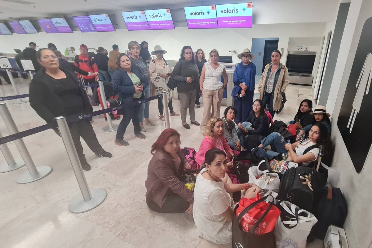 Volaris pospone vuelo de 120 pasajeros en HMO: temen quedarse a la intemperie, con hambre, frío e inseguridad