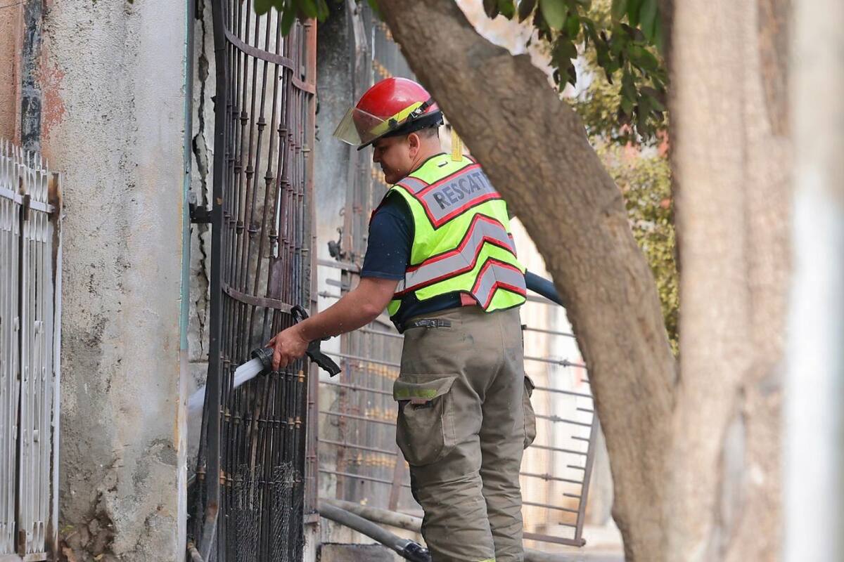 Bomberos de Hermosillo sofocan incendio en domicilio; no se reportan lesionados