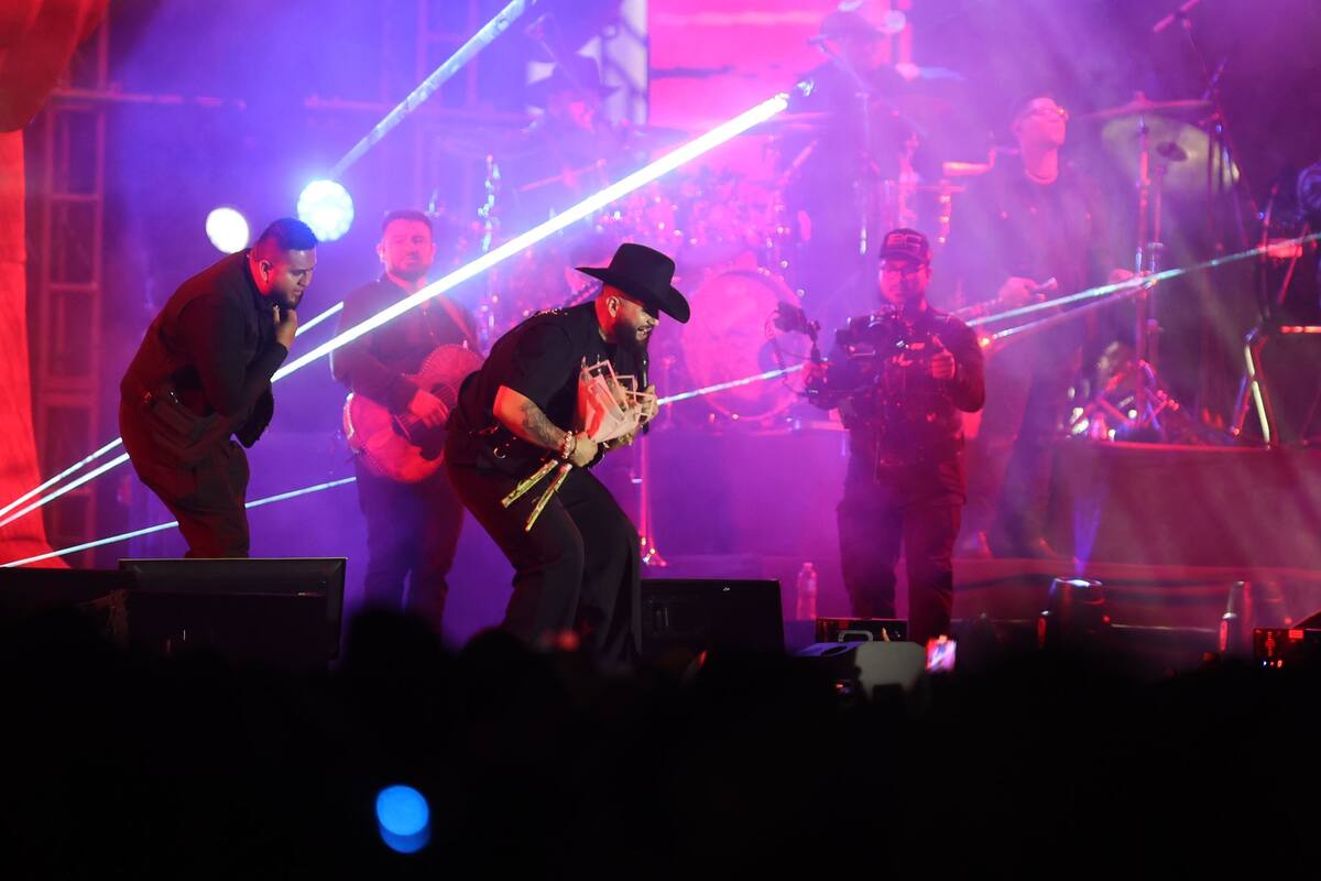 El cantante recibió mucho afecto por parte de su público, y hasta flores le llevaron.