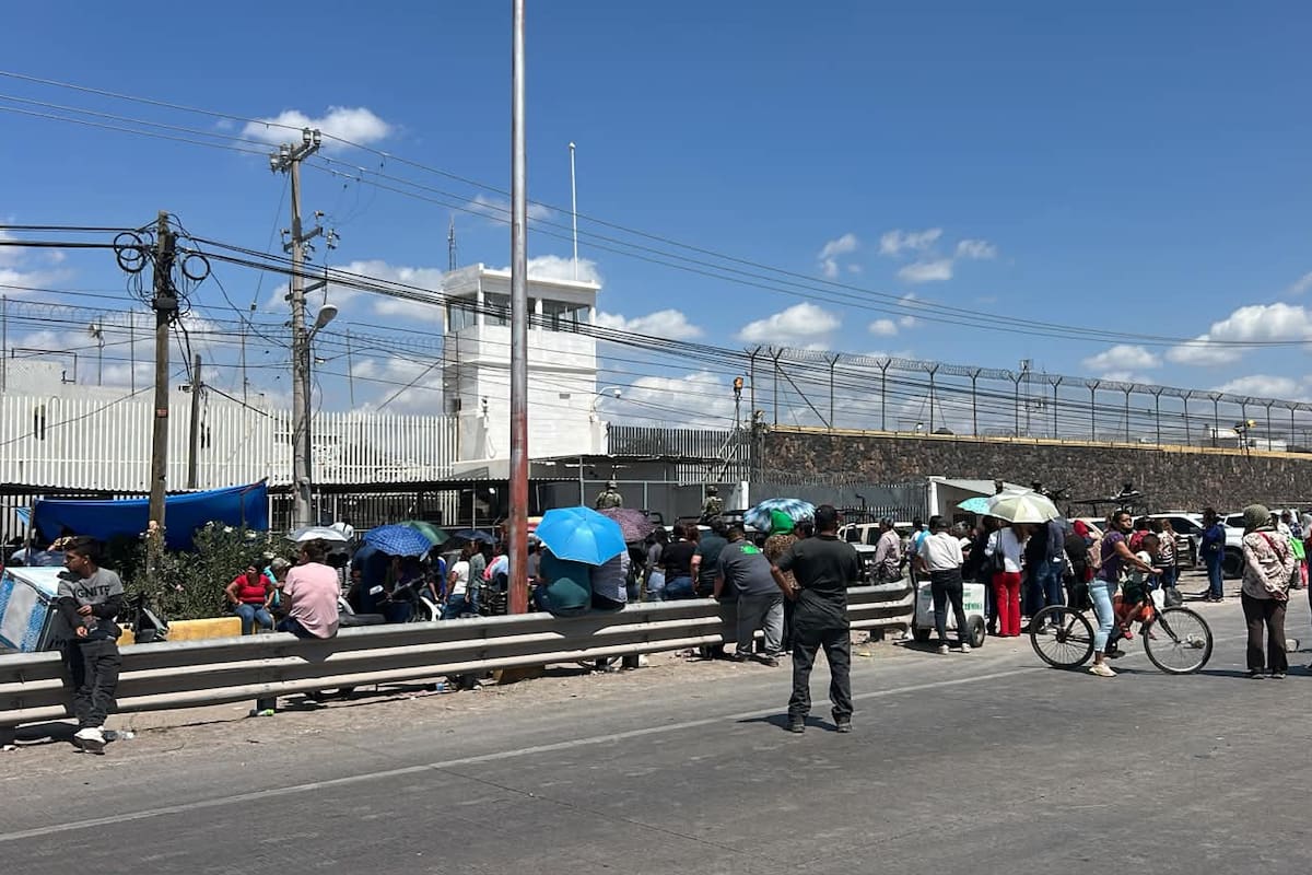Familiares mantienen bloqueo en la carretera México 15, tras riña en el Cereso de Ciudad Obregón