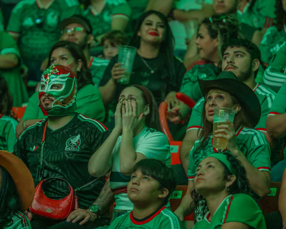 Aficionados siguen la transmisión del partido entre México e Inglaterra en el Baja Fut Fest, en Mexicali. La eliminación de la Selección Mexicana en los octavos de final dejó rostros de tristeza y decepción entre los asistentes. (Foto: Javier Gallegos)