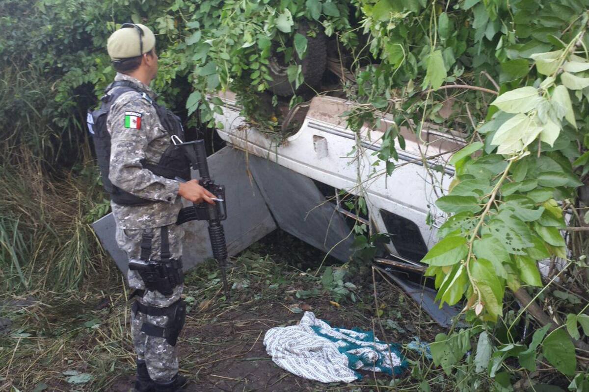 Muere migrante en volcadura de camioneta en Veracruz