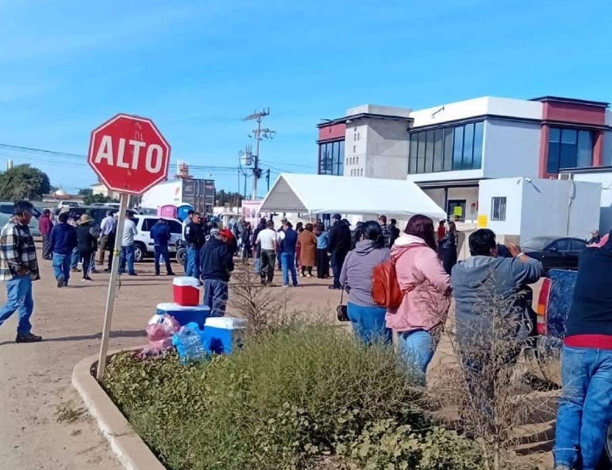 Manifestantes tomaron cajas de recaudación y entregaron un pliego petitorio por presunto mal manejo de recursos y falta de servicios básicos. Foto: Cortesía