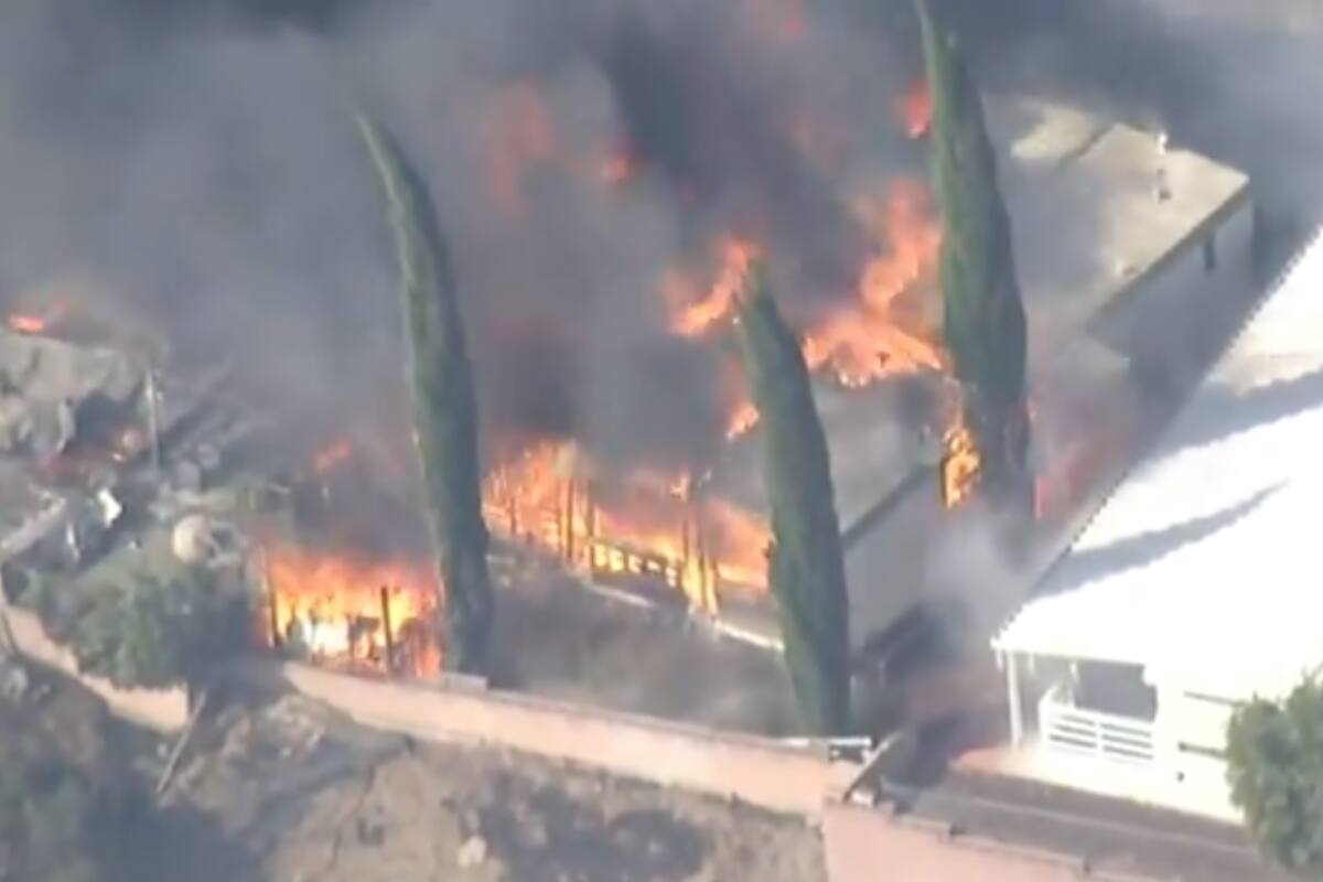 VIDEO: Casas rodantes son destruidas por incendio forestal en California