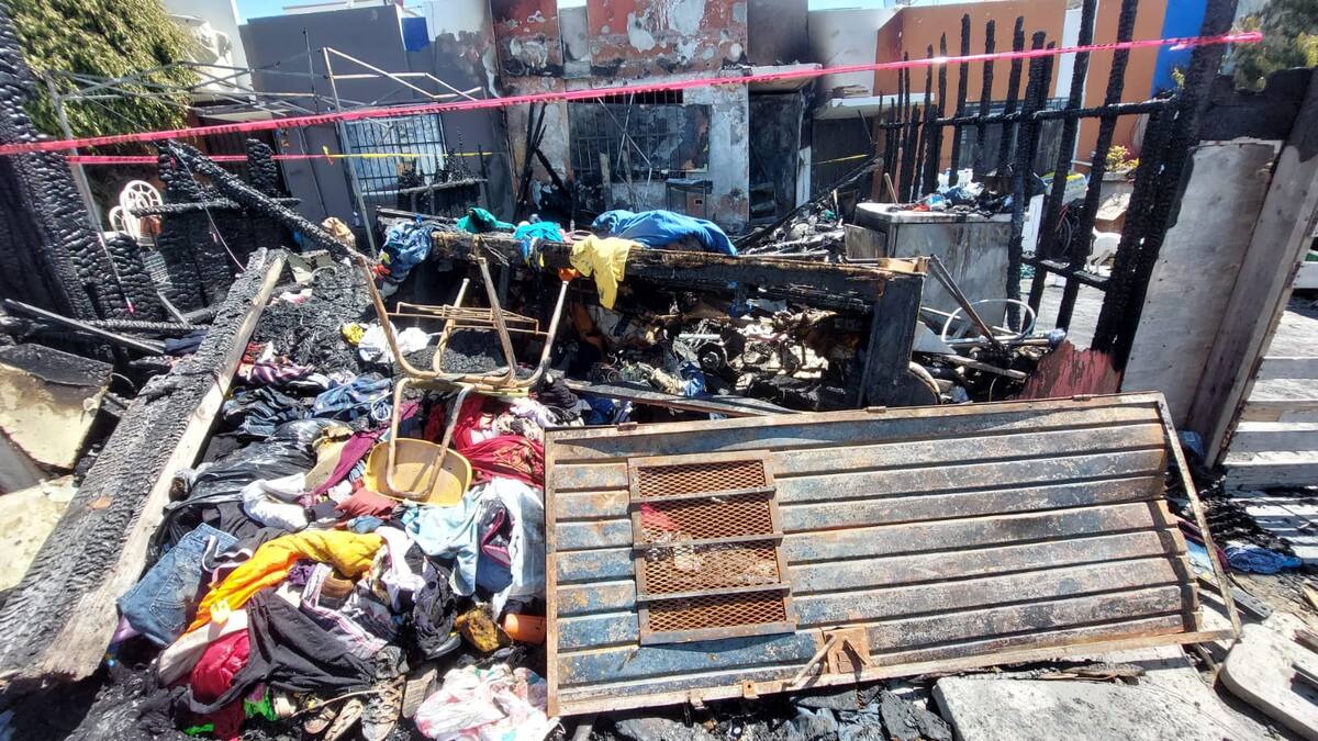 Bomberos de dos estaciones acudieron a sofocar las llamas.