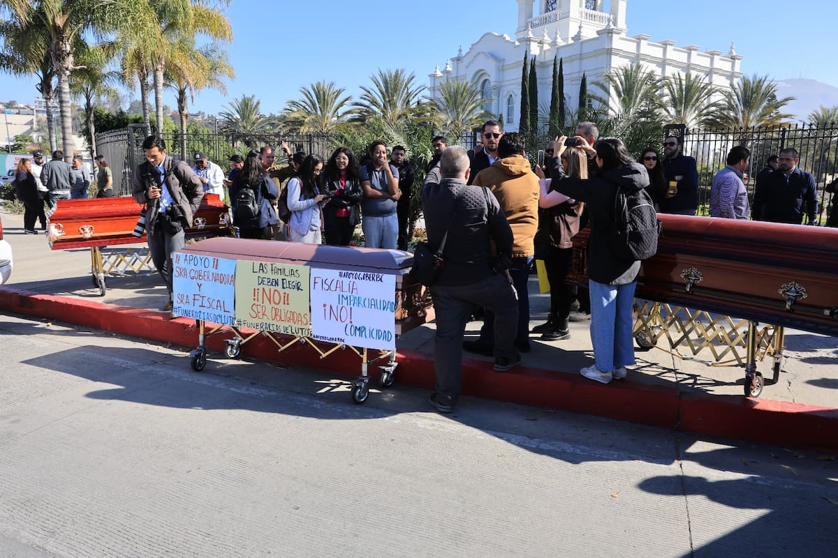 Fiscalía General del Estado estaría presionando a las familias para que contraten servicios funerarios exclusivamente con ciertas empresas. Foto: Sergio Ortiz