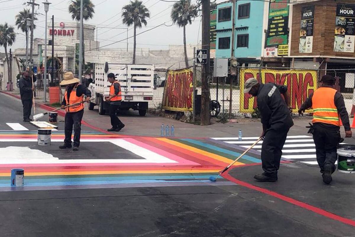 Pintan con la bandera arcoíris calle en Zona Turística de Rosarito