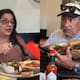 “Ellos se siguen amando.”:Jovenes juntan a sus padres divorciados en un restaurante a escondidas