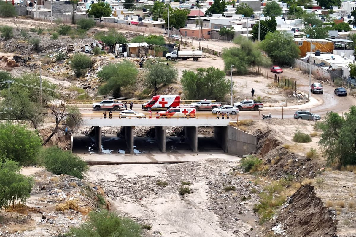 Continúa operativo de búsqueda de persona arrastrada por corriente en arroyo Lázaro Cárdenas de Hermosillo