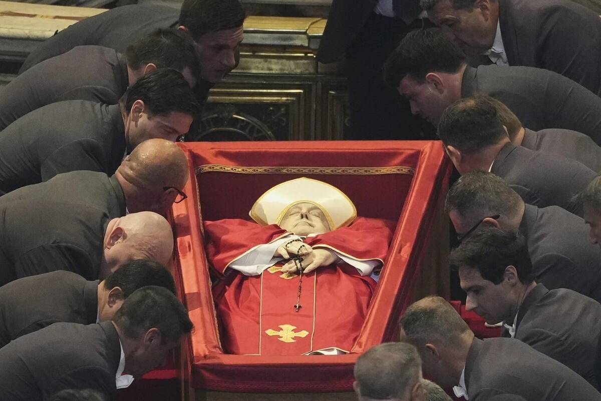 El cuerpo del papa Francisco fue trasladado este miércoles a la Basílica de San Pedro, donde se llevarán a cabo tres días de velatorio público antes de su funeral. Foto: AP