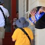 Muchos latinos que apoyaron a Donald Trump ahora están decepcionados, pero tampoco confían en los demócratas para resolver sus problemas económicos