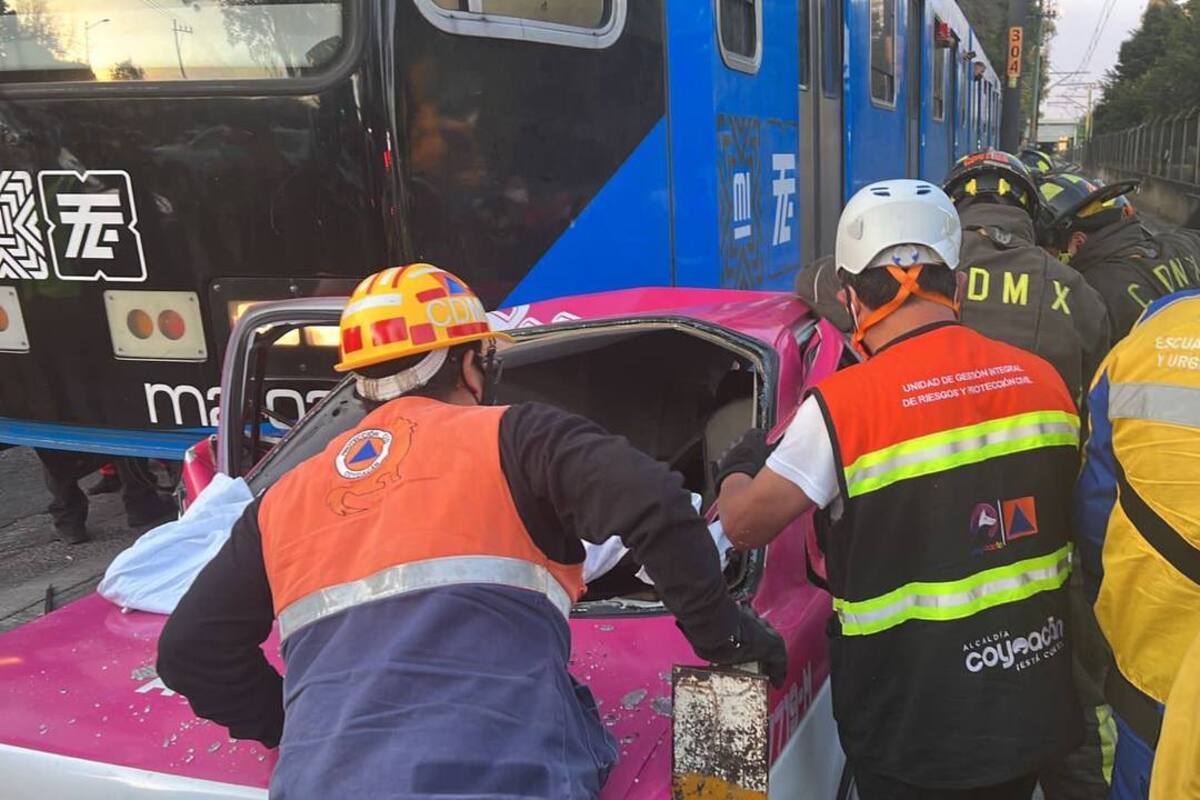 CDMX: Choque entre Tren Ligero y taxi deja a una mujer sin vida
