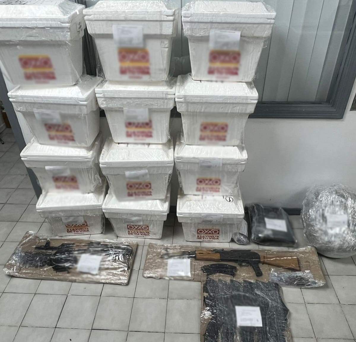 Vehículo abandonado en Los Janos contenía armas largas, cartuchos y presunta mariguana. | Especial GH