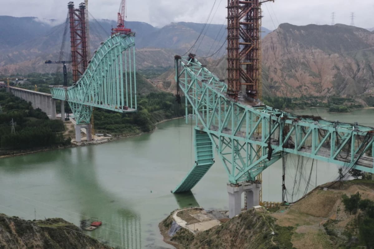 Colapsa puente en construcción en China: 12 muertos y 4 desaparecidos