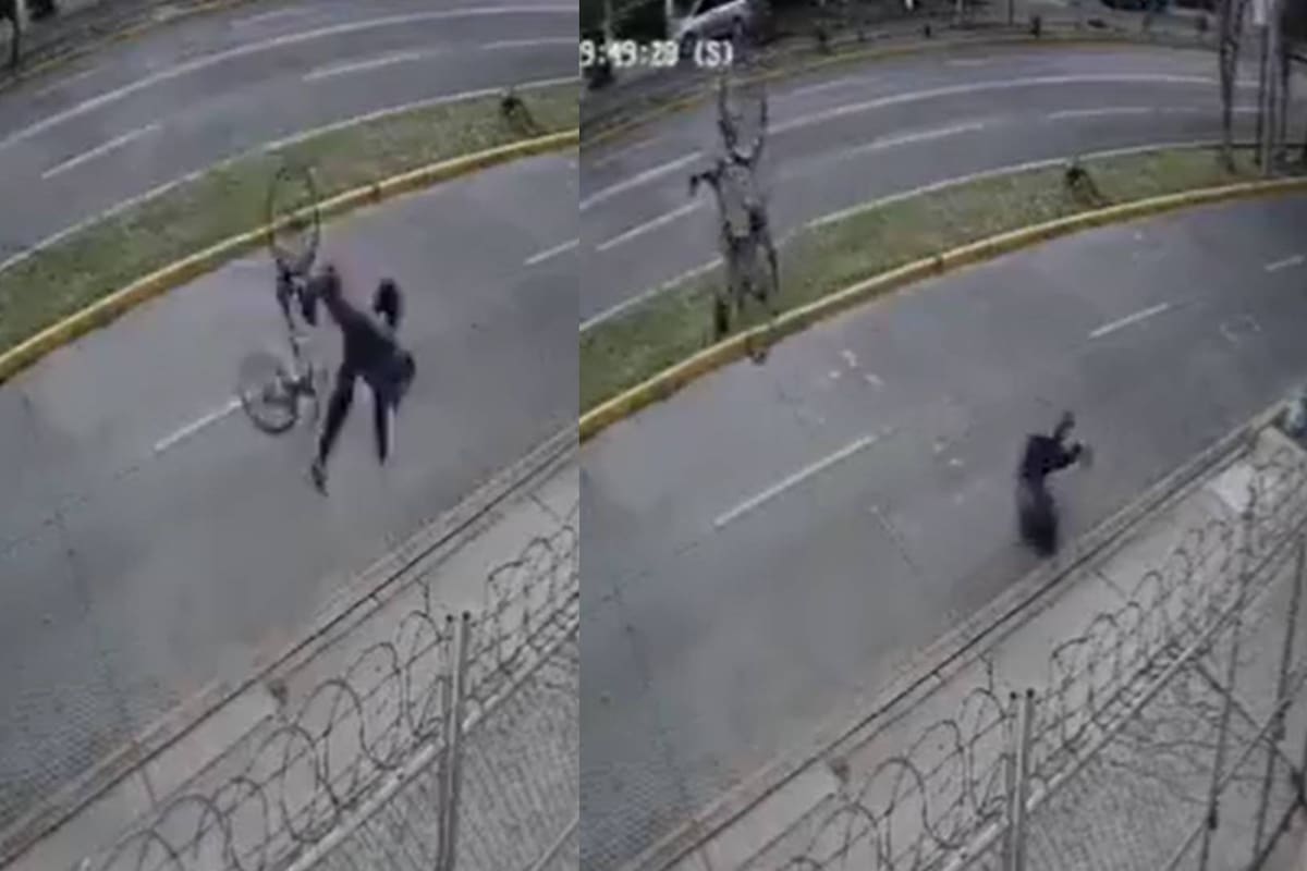 Se le cruzaron los cables; Ciclista sale disparado luego de que su bicicleta se atoró con unos cables sueltos en Guadalajara (VIDEO)