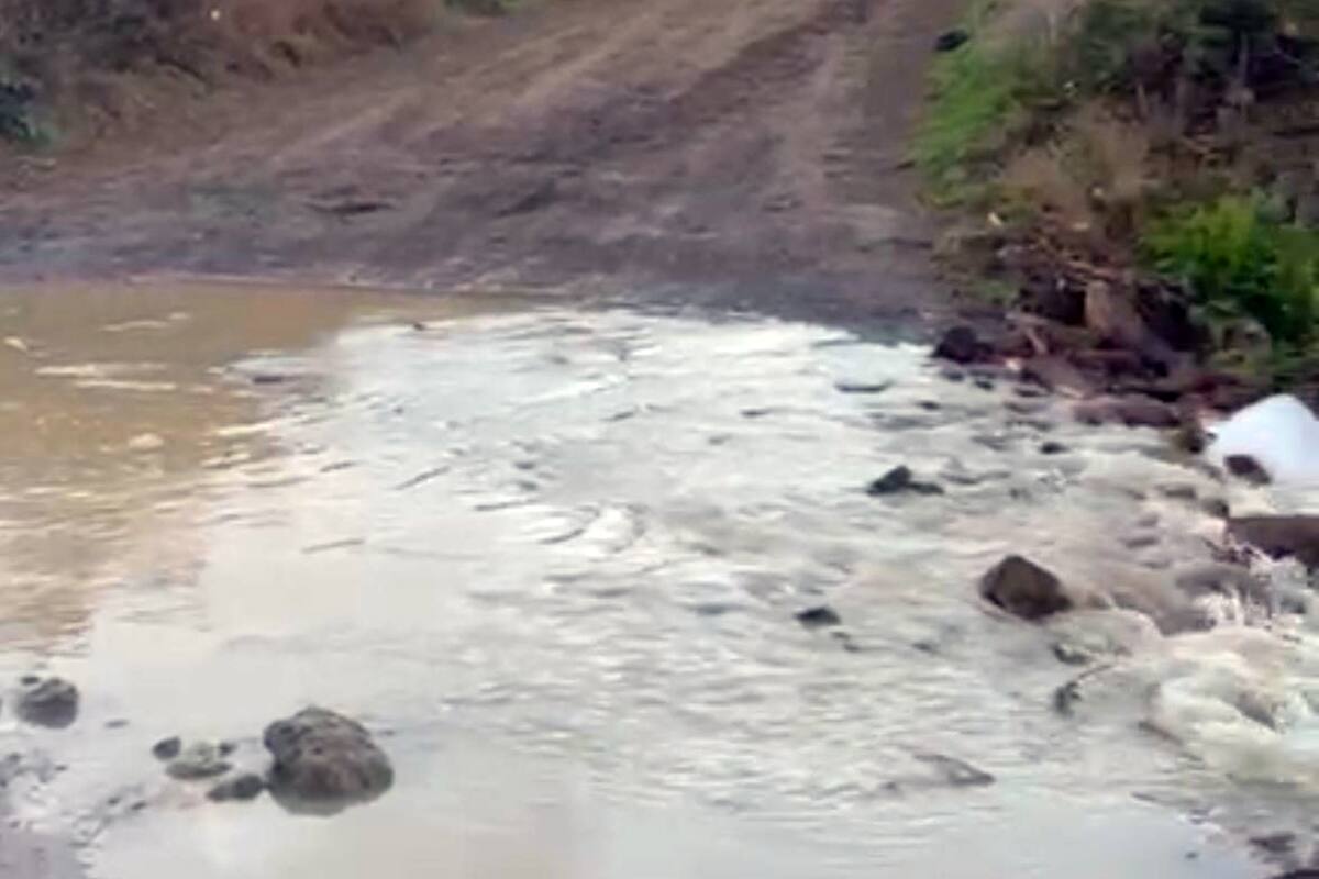 Aguas negras inundan el arroyo del Cañón Rosarito
