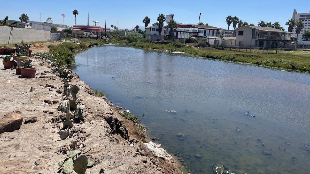El limbo legal de plantas tratadoras envenena mar de Rosarito