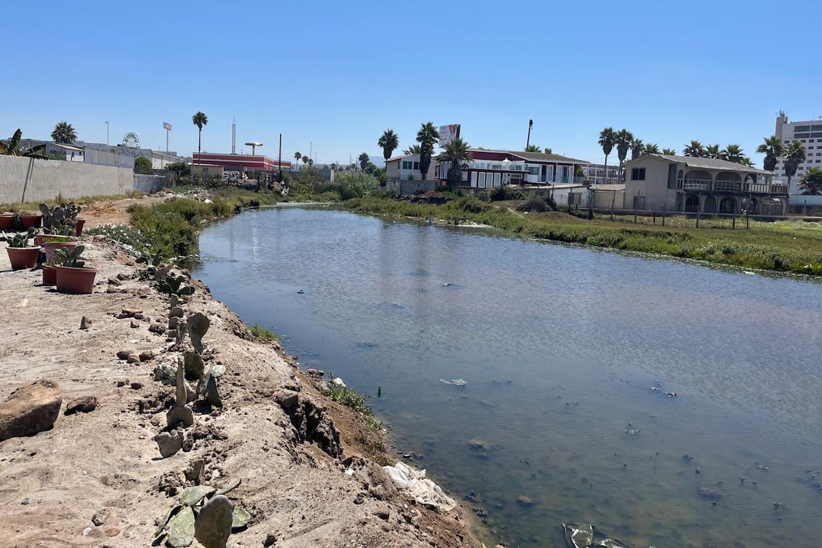 El limbo legal de plantas tratadoras envenena mar de Rosarito