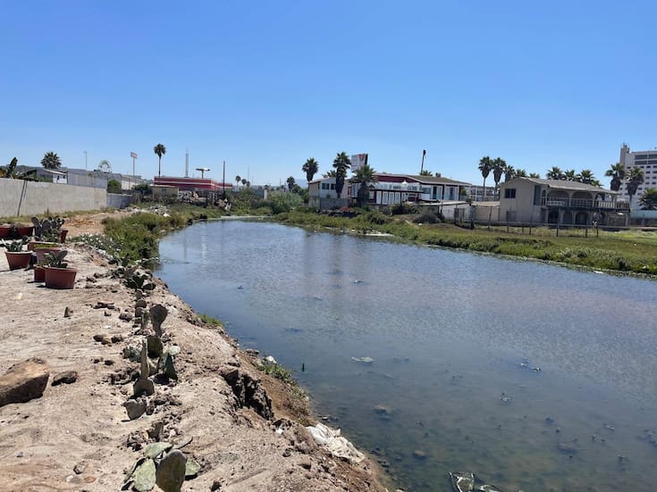 El limbo legal de plantas tratadoras envenena mar de Rosarito
