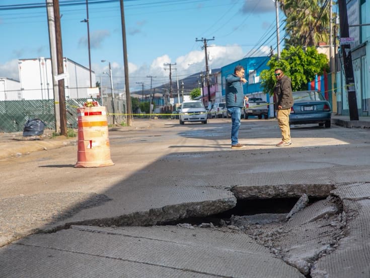 Socavón en colonia Magisterial provoca cierre de calle por seguridad