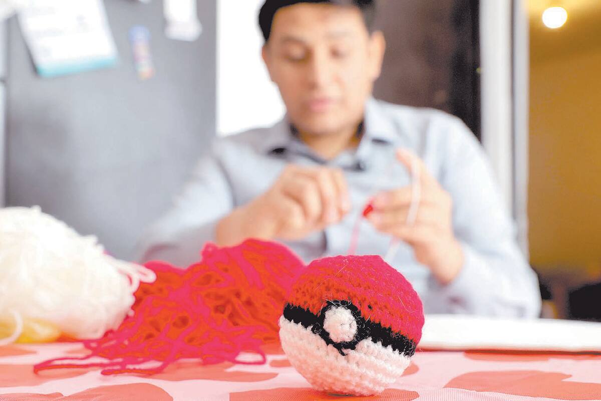 Ángel Ricardo no pierde el hilo y se convierte en tejedor de amigurumis